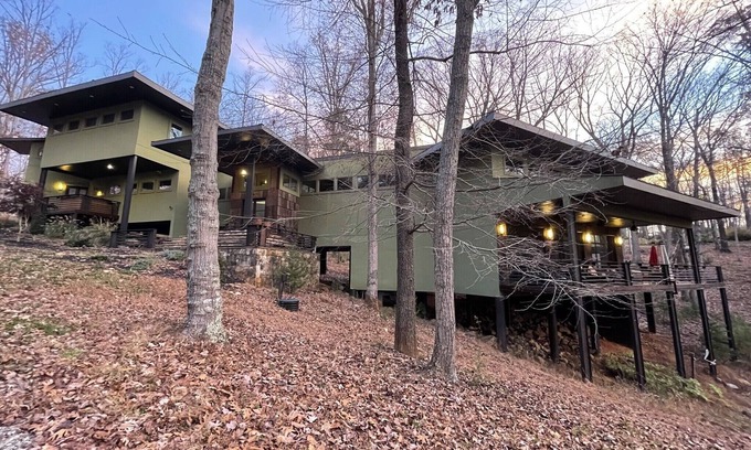 Huddleston House | Coolest House On SML!