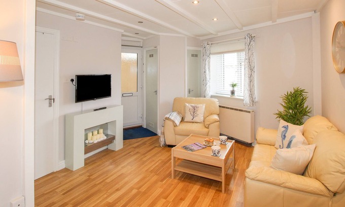 West Bay Apartment | CORNER COVE, pet friendly, country holiday cottage in West Bay