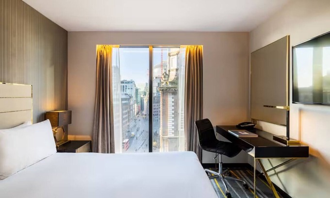 Portsoken Hotel | Corner King Room w/Stunning City Views – Spacious Stay in East London