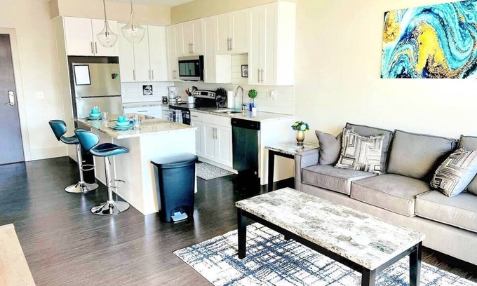Clayton-Tamm Apartment | Corporate Suite- King Bed- Parking & Patio (321)