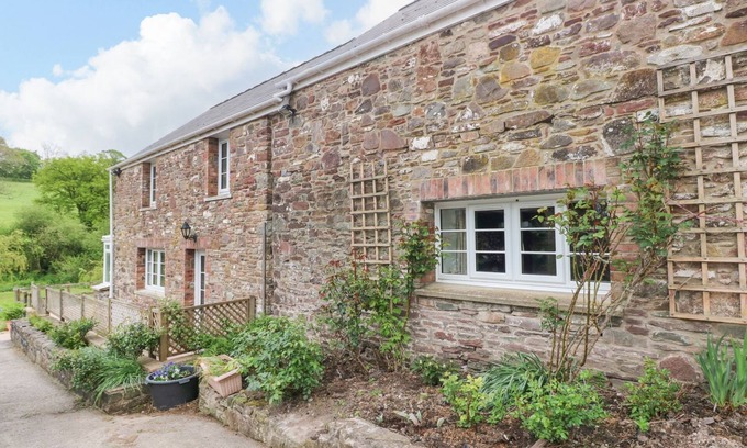 Laugharne Cottage | CORRAN COTTAGE, pet friendly, with open fire in Laugharne