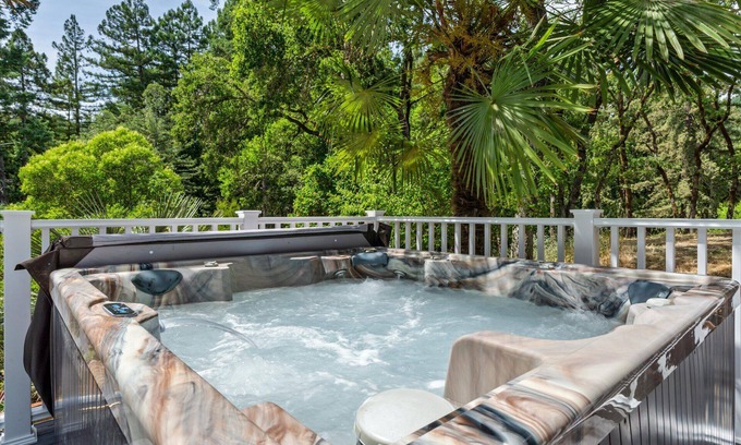 Hacienda House | Cosmo Retreat: BocceBall! FUN & Stylish Retreat in Redwoods! HtTb/Pup/WiFi/AC