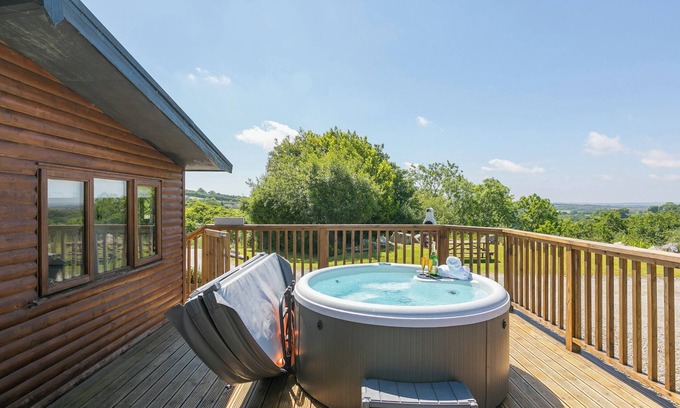 Saint Breward Cottage | COSTENTYN, TOR DOWN QUARRY, pet friendly, with hot tub in St Breward