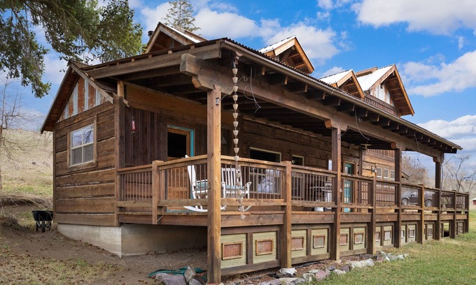 Eureka House | Costitch Lake Homestead – Historic 4 BDR Home w/Extraordinary Views!