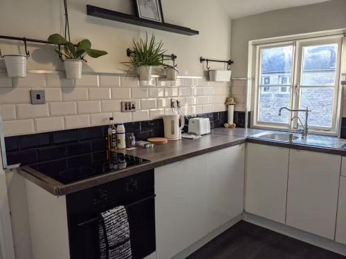 Swindon Apartment | Cosy 1840's Railway Cottage - Sleeps 4 & Parking