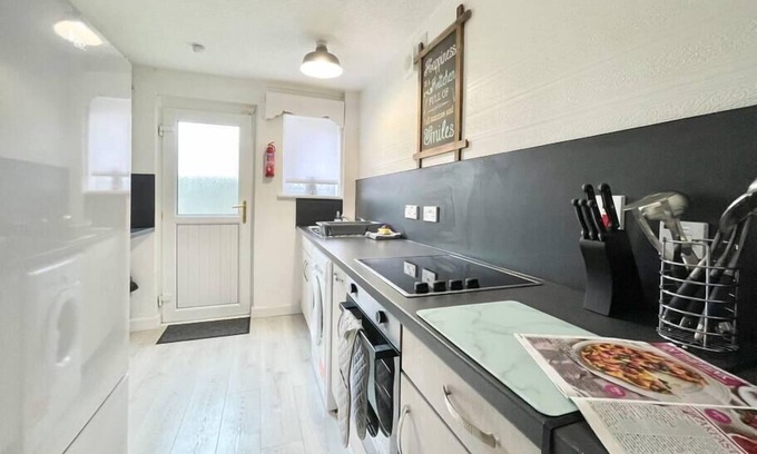 Wishaw Apartment | Cosy 2 bed house with garden in Wishaw