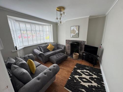Mynyddbach House | Cosy 2 Bedroom Home with Parking near City Centre