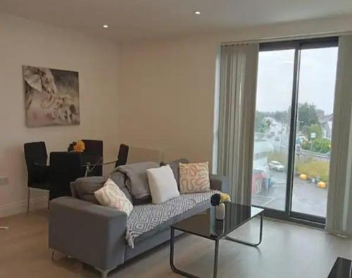 Slough Apartment | Cosy 2-bedrooms with free parking, Flat 5