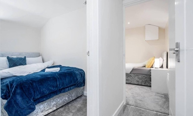 Bedford Apartment | Cosy 2BR Maisonette near Hospital & Stations