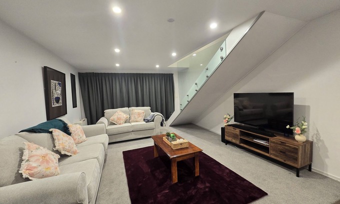 Wanaka Apartment | Cosy 2BR Wanaka Apartment – Roy’s Peak View, 10 minutes to Lakefront