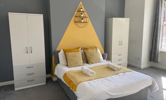 Gateshead Apartment | Cosy 3 bedroom apt free parking central location