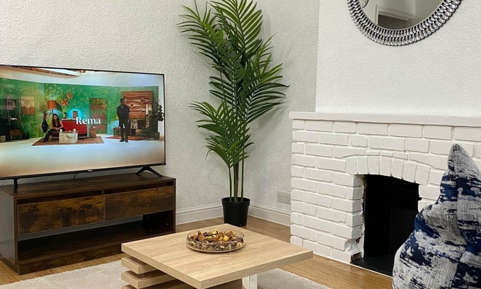 Gillingham House | Cosy 3 Bedroom House With Free Parking, garden and close to the High Street