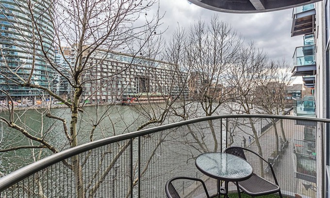 Canary Wharf Apartment | Cosy and comfortable 2 bedroom apartment in Canary Wharf with river view