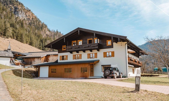 Sankt Martin bei Lofer Villa | Cosy apartment in villa for 3 guests with TV, balcony and parking