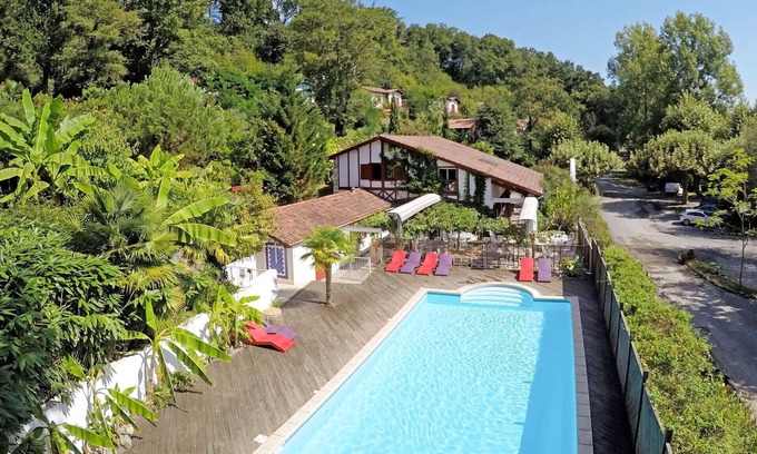 La Bastide-Clairence Apartment | Cosy apartment for 4 guests with pool, WIFI, TV, terrace and pets allowed