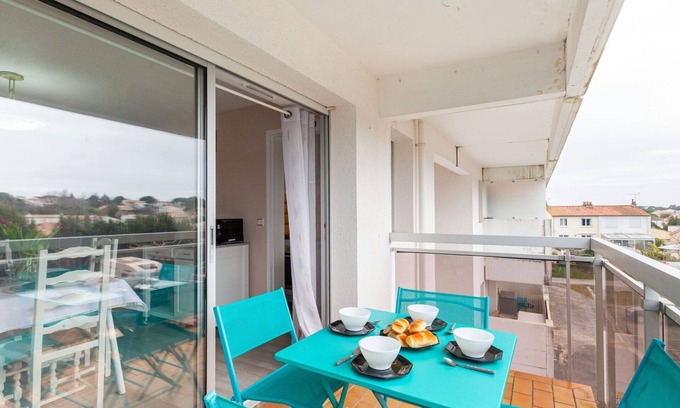 Meschers-sur-Gironde Apartment | Cosy apartment for 4 guests with WIFI, TV and balcony