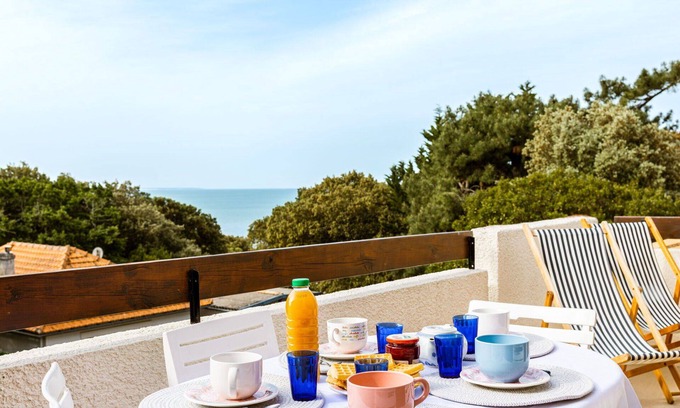 Saint-Palais-sur-Mer Apartment | Cosy apartment for 5 people with WIFI, TV and balcony