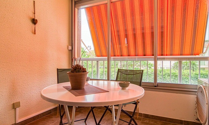 Le Brusc Apartment | Cosy apartment for 3 guests with A/C, TV, terrace and pets allowed