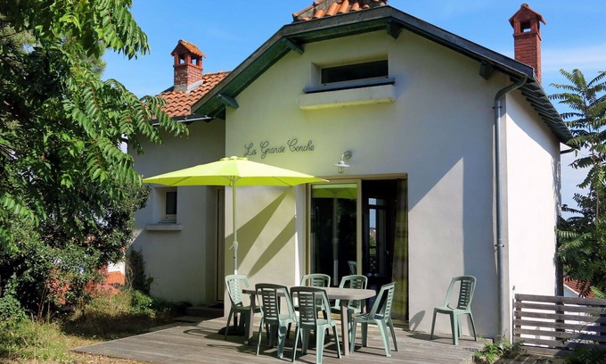 La Tranche-sur-Mer Apartment | Cosy apartment for 5 people with TV, terrace and pets allowed