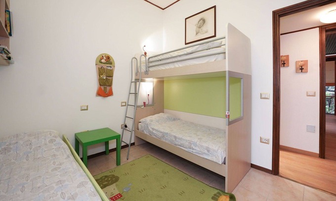 Porto Valtravaglia Apartment | Cosy apartment for 6 people with WIFI, pool, TV and terrace