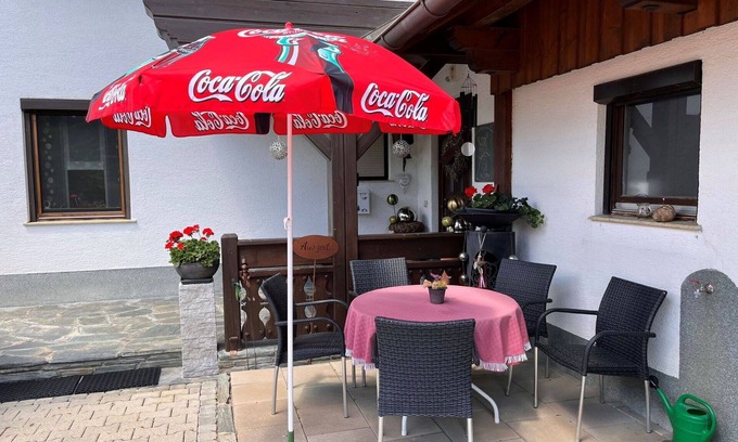 Agsdorf Apartment | Cosy apartment for 4 people with WIFI, TV, patio and pets allowed