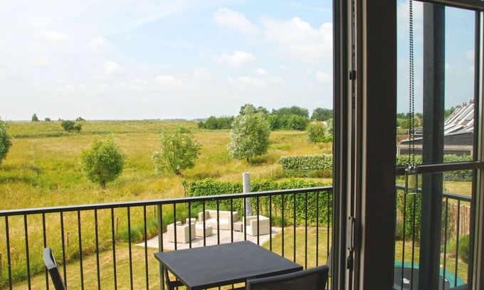 Colijnsplaat Apartment | Cosy apartment for 4 people with hot tub, WIFI, TV and balcony