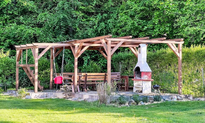 Svoboda nad Upou Apartment | Cosy apartment for 3 guests with WIFI, TV, patio and parking
