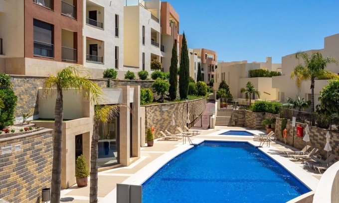 Marbella Apartment | Cosy apartment for 4 people with WIFI, A/C, pool, TV and terrace