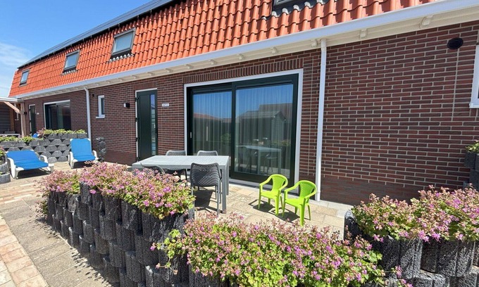 Westkapelle Apartment | Cosy apartment for 4 guests with WIFI, A/C, TV, terrace and parking