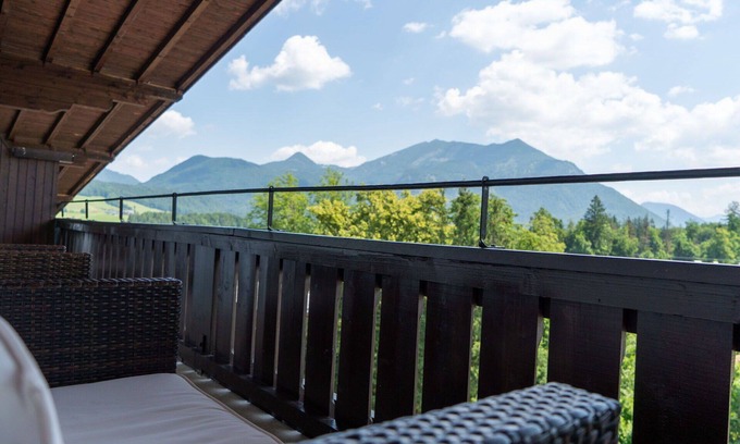 Strobl Apartment | Cosy apartment for 4 people with WIFI, TV, patio and parking