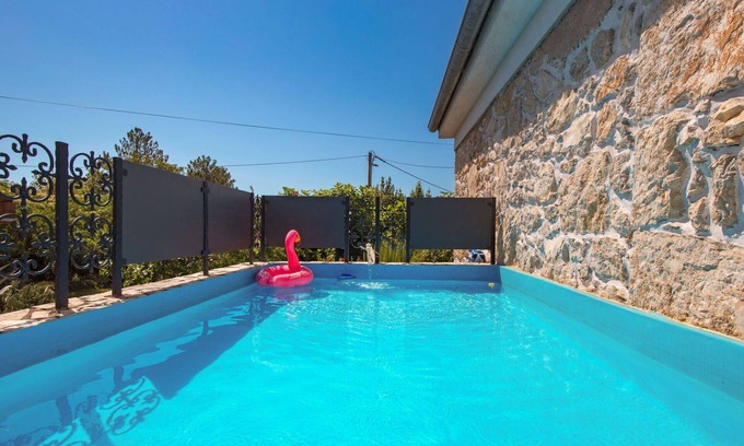 Gabonjin Apartment | Cosy apartment for 4 people with WIFI, A/C, pool, TV and terrace