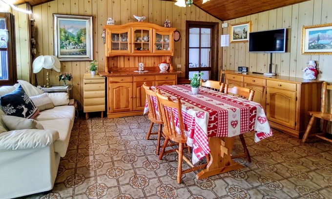 Peglio Apartment | Cosy apartment for 4 people with WIFI, TV, terrace and pets allowed