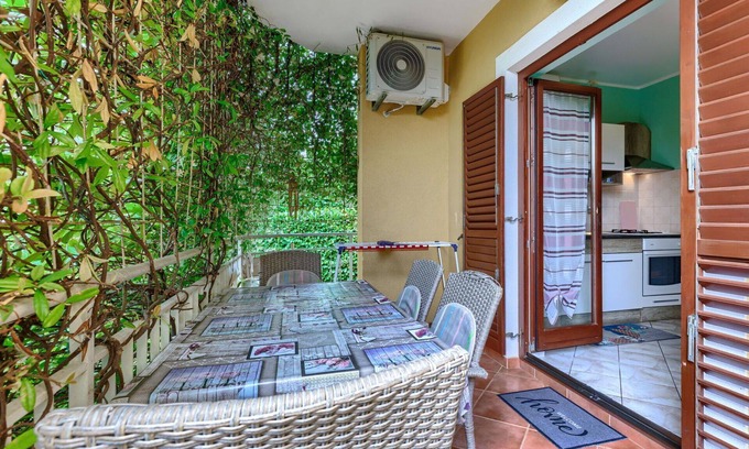 Karigador Apartment | Cosy apartment for 4 people with WIFI, A/C, TV and balcony