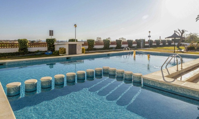 Creixell Apartment | Cosy apartment for 5 people with pool, WIFI, TV, balcony, pets allowed and parking