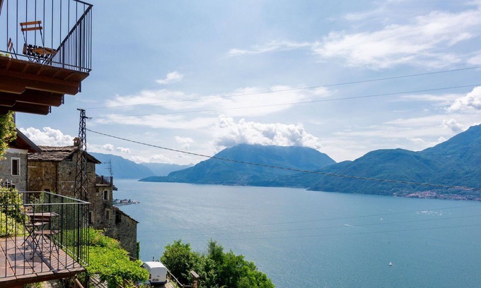 Dervio Apartment | Cosy apartment for 5 guests with WIFI, TV, balcony and pets allowed