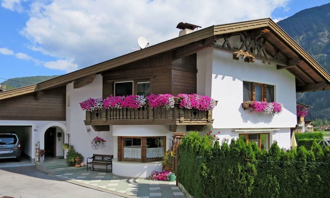 Laengenfeld Apartment | Cosy apartment for 5 people with WIFI, TV, balcony, pets allowed and parking