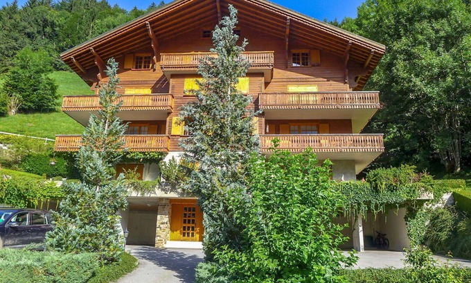 Champery Apartment | Cosy apartment for 7 guests with WIFI, TV, patio and panoramic view