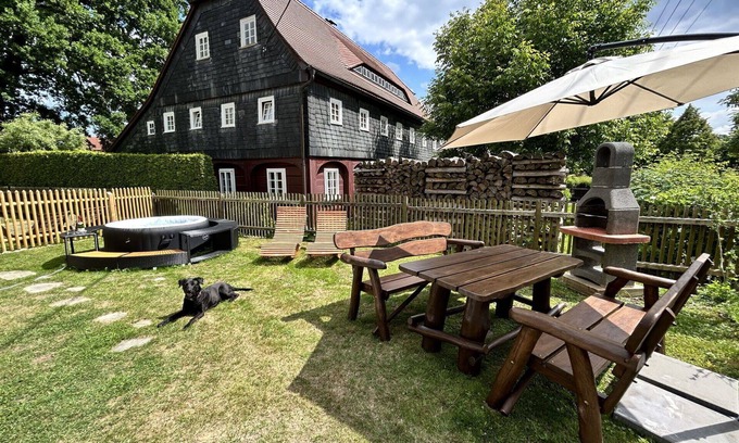 Grossschoenau Apartment | Cosy apartment for 7 guests with WIFI, hot tub, TV, patio and pets allowed