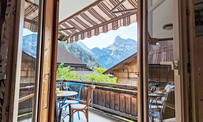Kandersteg Apartment | Cosy apartment for 4 guests with WIFI, TV, balcony, pets allowed and panoramic view