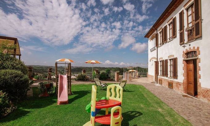 Cossombrato Apartment | Cosy apartment for 4 people with A/C, WIFI, pool, TV, patio and pets allowed