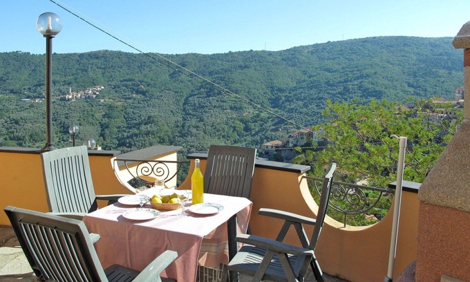 Pietrabruna Apartment | Cosy apartment for 5 people with WIFI, TV, terrace and panoramic view