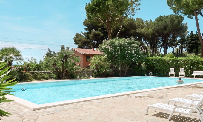 Latte Apartment | Cosy apartment for 4 people with pool, A/C, WIFI, TV, terrace and pets allowed