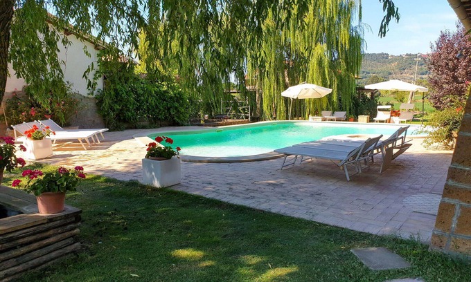 Montefiascone Villa | Cosy apartment in villa with pool, WIFI, hot tub, TV, patio, pets allowed and panoramic view