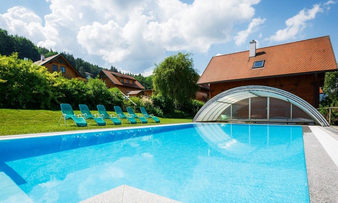Schlierbach House | Cosy apartment in villa for 6 guests with pool, WIFI, TV, terrace and pets allowed