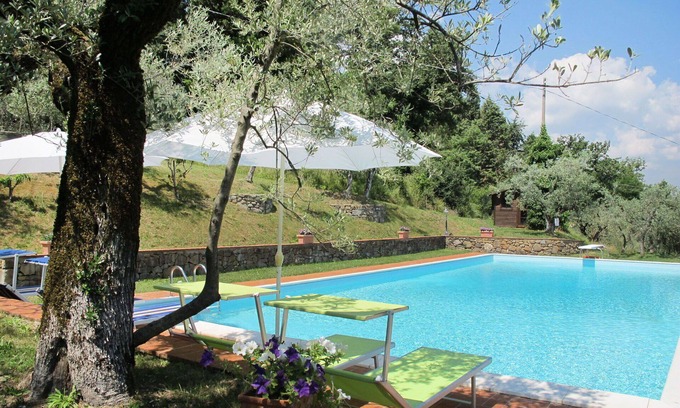 Montevarchi Villa | Cosy apartment in villa for 4 people with pool, WIFI, TV, patio and pets allowed