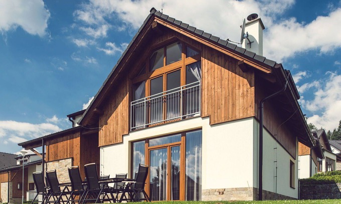 Lipno nad Vltavou House | Cosy apartment in villa for 11 guests with WIFI, TV, terrace, pets allowed and parking
