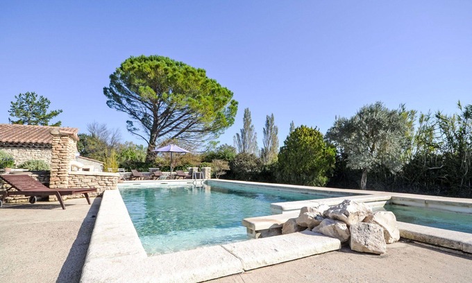 Velleron House | Cosy apartment in villa for 4 guests with WIFI, pool, TV and terrace