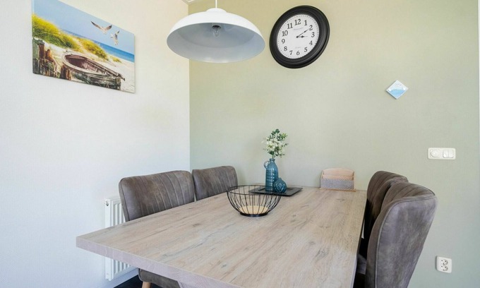 Nunspeet House | Cosy apartment in villa for 4 guests with pool, WIFI, TV, terrace and parking