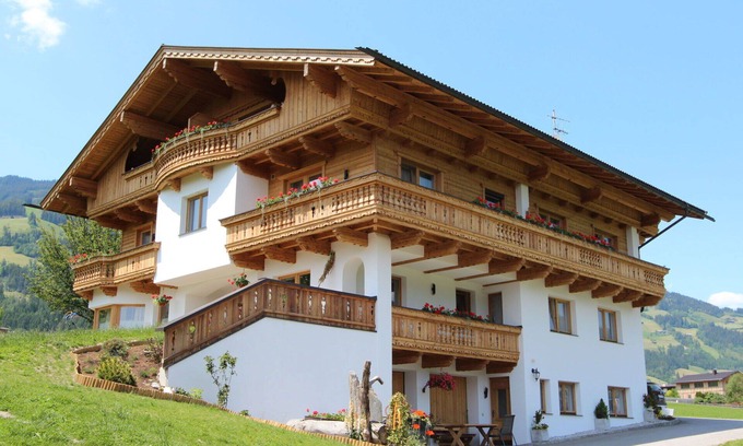 Fuegen Villa | Cosy apartment in villa for 6 people with WIFI, TV, terrace, pets allowed and panoramic view