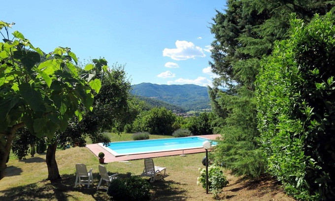 Lisciano Niccone Villa | Cosy apartment in villa for 4 people with WIFI, pool, patio, pets allowed and parking